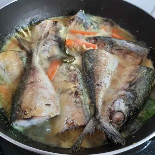 Masukkan ikan goreng. Usahakan sisi ikan terkena air. Usahakan juga tidak terlalu sering membolak-balik ikan agar tidak rusak.