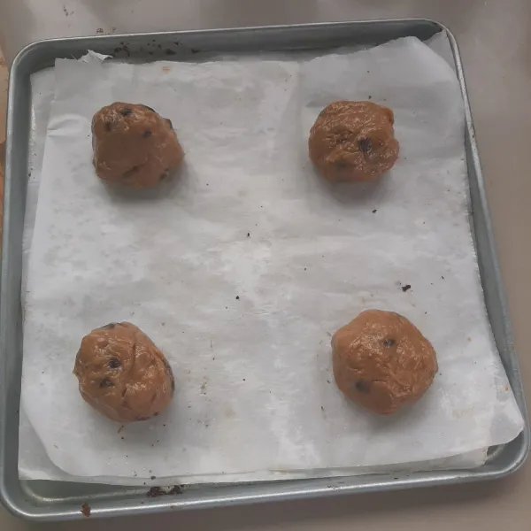 Ambil 1 sendok makanan penuh adonan lalh bulatkan. Letakan adonan diatas alas yang sudah dilapisi kertas roti. Selanjutnya panggang adonan selama 20 menit dengan suhu 190°C dan oven sudah dipanaskan sebelumnya.