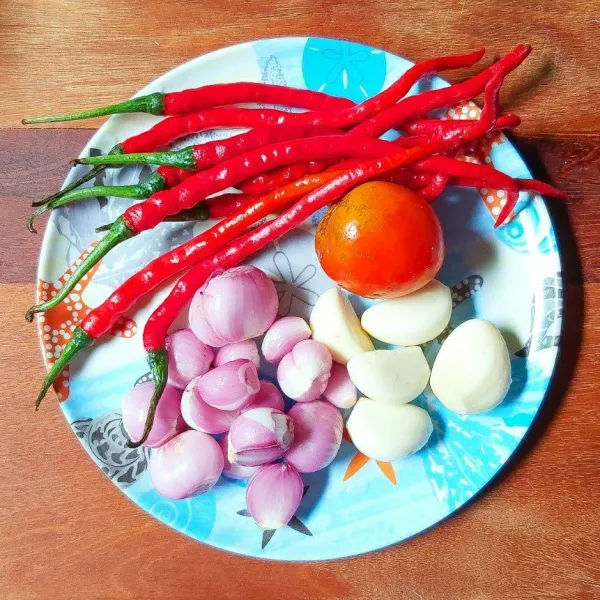 Haluskan bahan bumbu halus, aku menggunakan blender dengan menambahkan sedikit minyak
