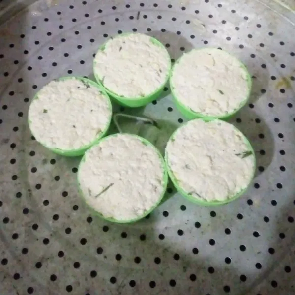 Panaskan kukusan, kukus sampai matang atau sekitar 5menit.