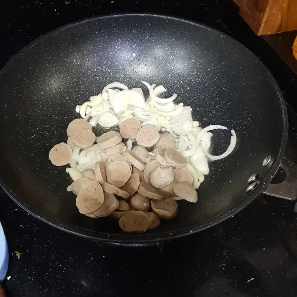 tumis bawang putih, bawang bombay sampai harum.. lalu masukan bakso.