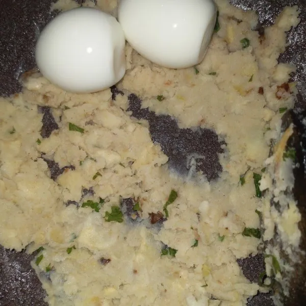 Bungkus telur dengan kentang yang sudah dihaluskan.