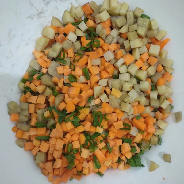 Buat isian : kupas lalu cuci wortel dan kentang. Lalu potong dadu dan sisihkan.