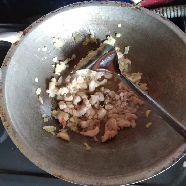 Masukkan daging ayam masak hingga matang.