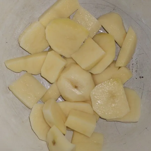 Kupas kentang kemudian cuci bersih.