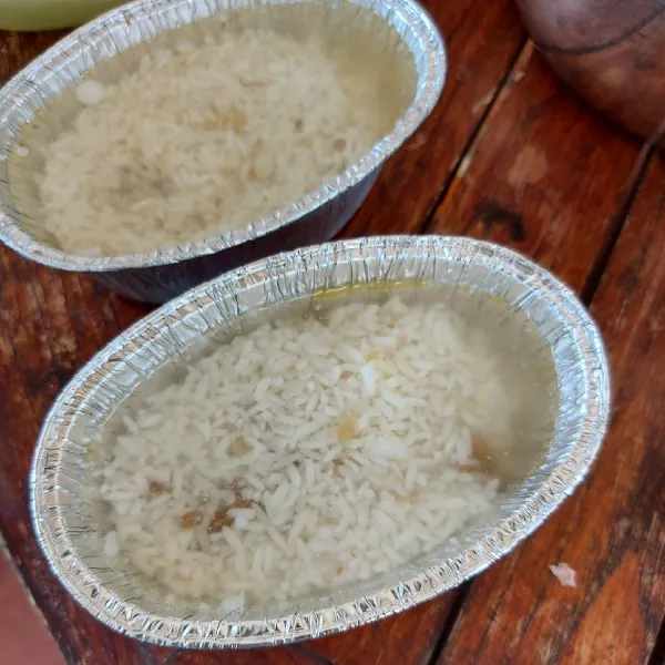 Tuangi kaldu sapi, hingga melebihi beras. Kukus selama 45 menit.