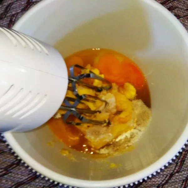 Masukkan telur, mentega, dan sp dalam wadah. Kocok atau mixer hingga mengembang.