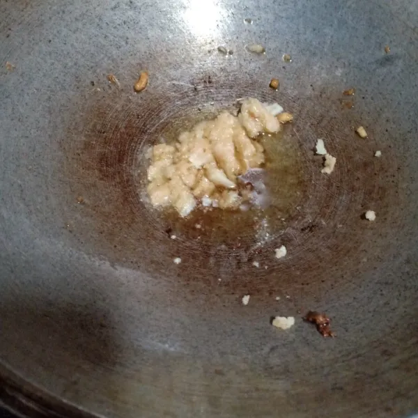 Haluskan bawang putih dan kemiri lalu tumis sampai harum.