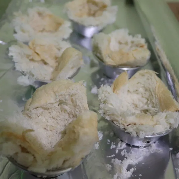 siapkan cetakan dan isi dengan roti tawar padatkan perlahan.