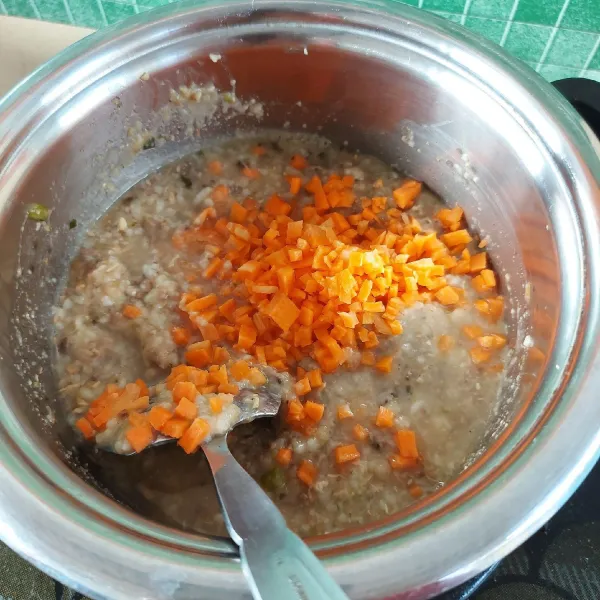 Tuang ke panci, tambahkan wortel cincang.