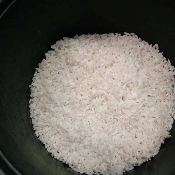 Cuci beras dan masukan dalan bowl rice cooker. Sisihkan.