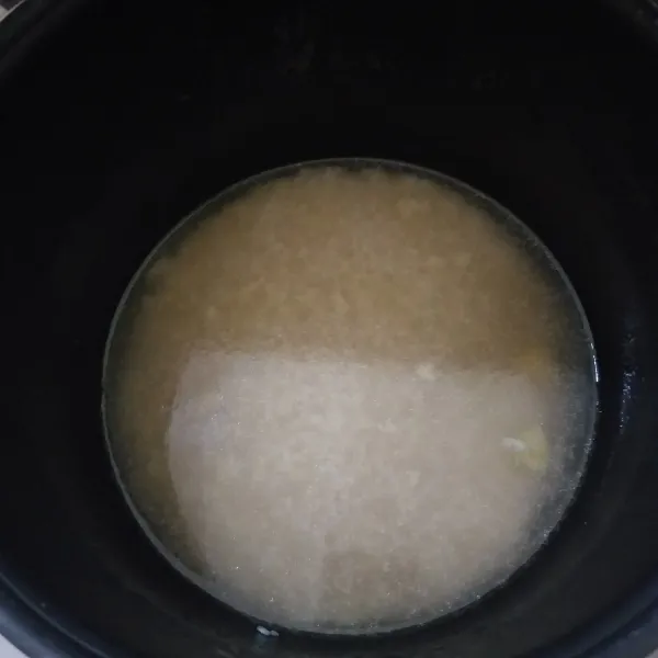 masukan air, lalu masak nasi seperti biasa hingga matang.