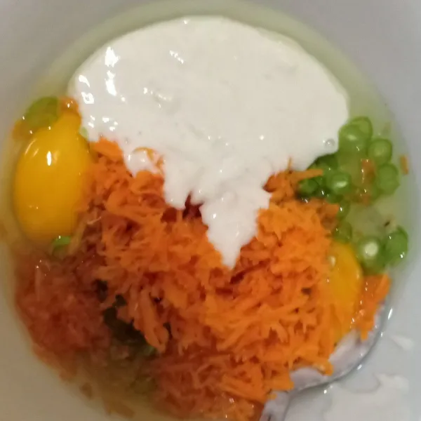 Membuat telur gulung : campurkan 3 telur, wortel yang sudah diparut, potongan buncis dan sisa adonan basah membuat stik tempe. Tambahkan 1/2 sdt kaldu jamur dan sejumput garam. Aduk rata.