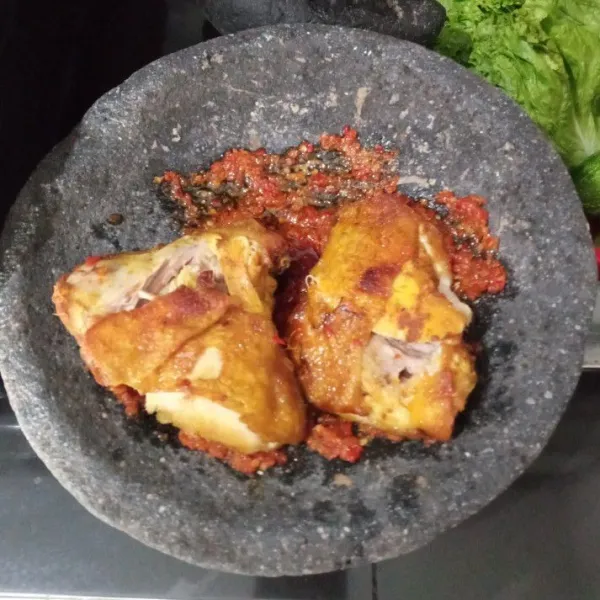Untuk penyajian masukkan sambal secukupnya ke dalam cobek, lalu ayam goreng kemudian geprek.