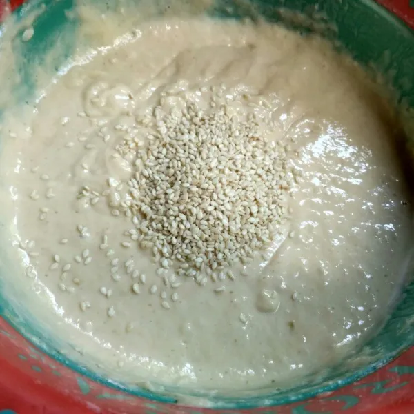 Masukkan wijen dan aduk rata.
