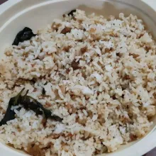 Dalam wadah, masukkan nasi. Lalu masukan ¼ bagian bumbu oncom ke dalam nasi. Aduk hingga tercampur rata. Koreksi rasa, jika rasanya kurang pas bisa ditambah lagi garam atau gulanya.