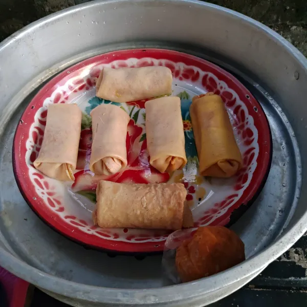 Setelah selesai digulung semua, kukus sekitar 20-25 menit. Setelah itu dapat diangkat dan didinginkan. Eggroll ala-ala sudah jadi. Dapat langsung di goreng ataupun disimpan terlebih dahulu.