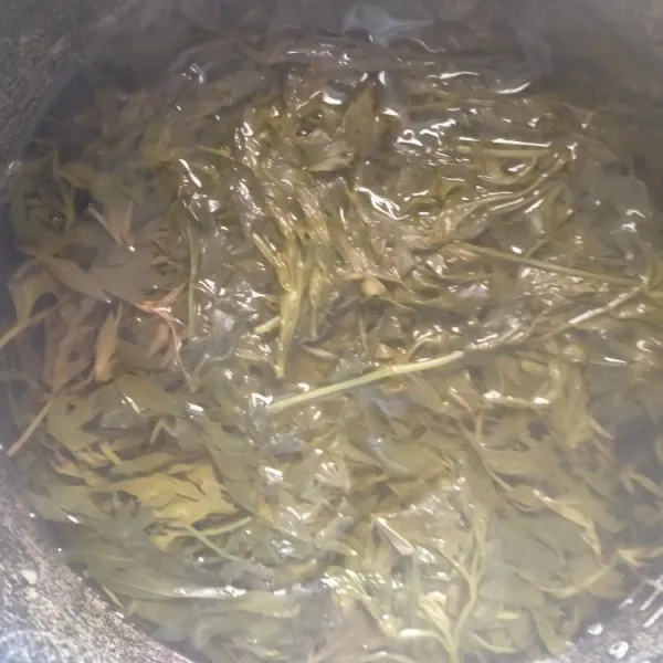Rebus daun kenikir sampai matang.