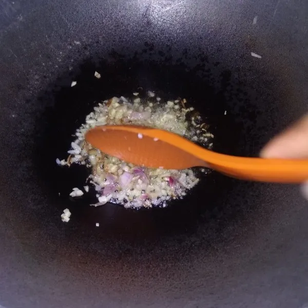 Siapkan wajan lalu panaskan minyak. Tumis bawang merah, bawang putih dan kencur hingga harum. Lalu masukkan cabe dan aduk rata.