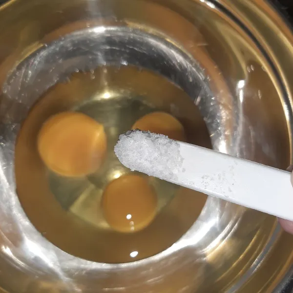 Pecahkan telur dan beri bumbu (garam, kaldu jamur).