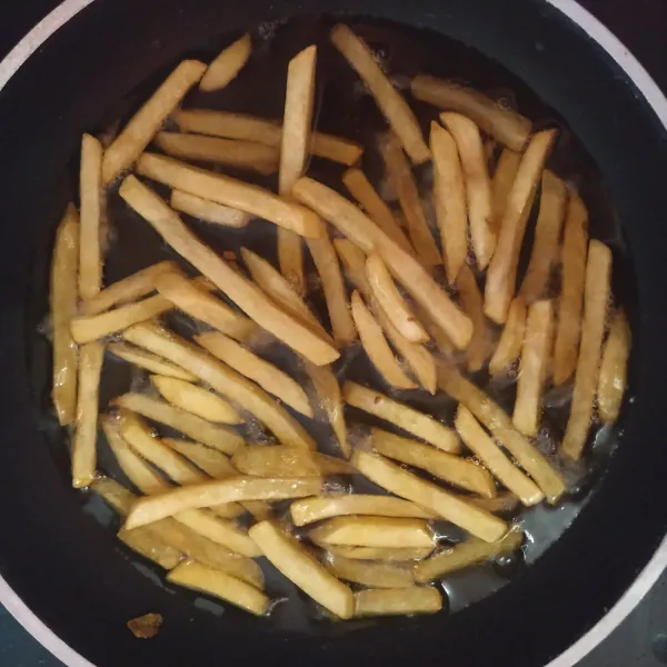 Goreng kentangnya sampai matang. Lalu sisihkan.