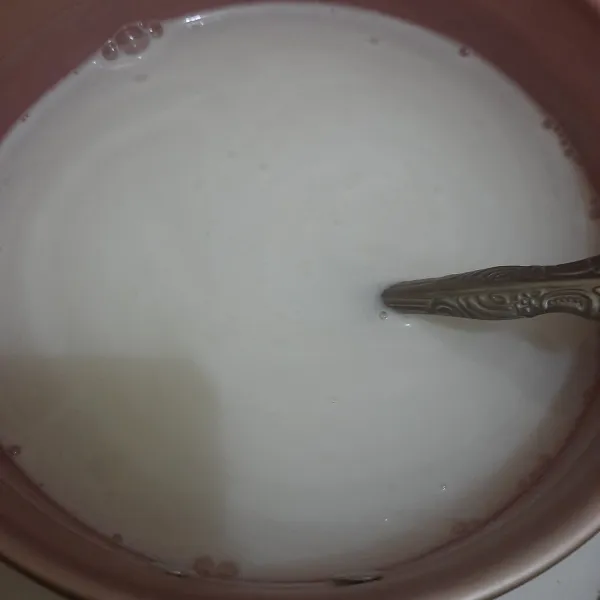 siapkan panci. masukkan semua bahan jelly putih. tunggu hingga uap panas hilang. tuangkan ke dalam mika yang sudah ada jelly kuningnya. biarkan mengeras. lalu masukkan ke dalam kulkas.