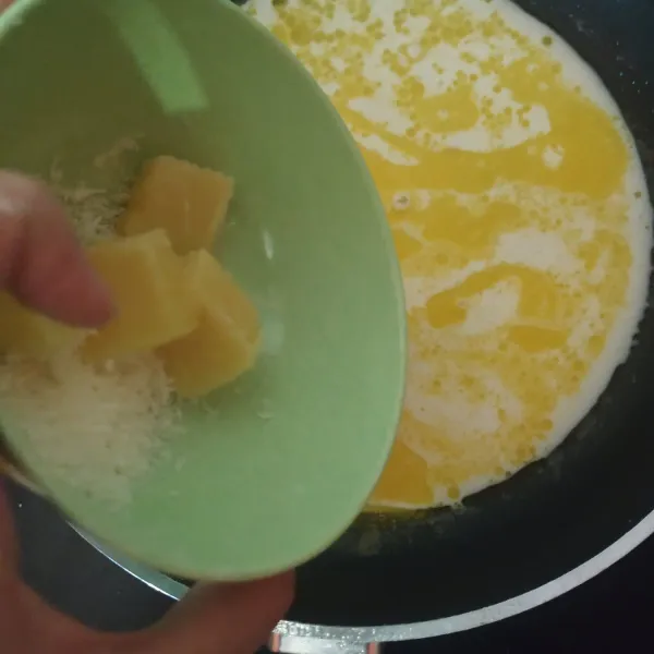 Beri keju. Lalu tunggu sampai keju benar-benar meleleh dan aduk rata.