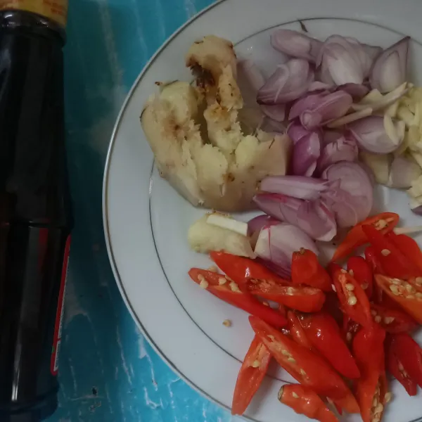 Iris cabe dan bawang, laos nya digeprek saja.