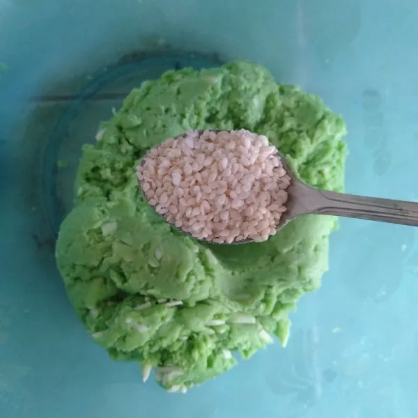 Terakhir tambahkan biji wijen. Uleni merata hingga tidak ada lagi yang lengket & menyatu licin.