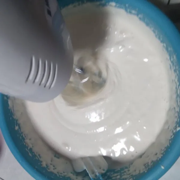 Mixer telur,gula,ovalet dan vanili sampai putih berjejak.