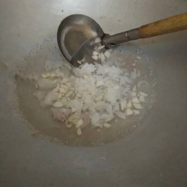 Didihkan air, masukkan nasi putih. tambahkan bawang meraj dan bawang putih yang sudah dicincang halus. masak hingga nasi lunak dan menjadi bubur.