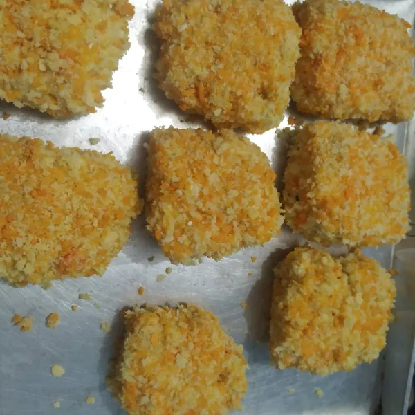 Potong², celupkan ke dlm telur & lapisi tepung panir.