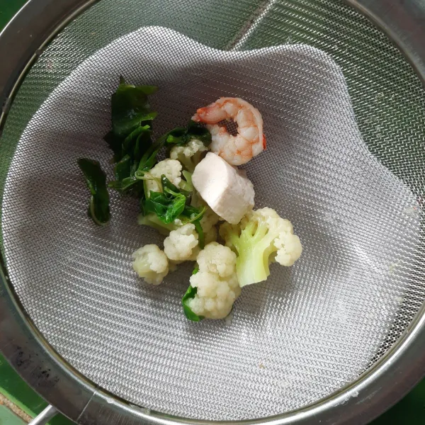 Haluskan sayur, udang dan tahu..