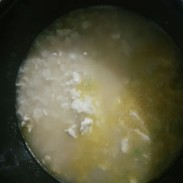 Masukkan ke dalam wadah rice cooker bersama dengan beras. Aduk beras agar bumbu tercampur rata. Nyalakan rice cooker. Masak sampai nasi matang.