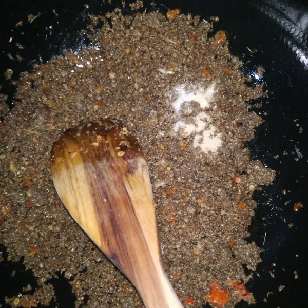 Masukan nasi tiwul, beri secukupnya garam, gula dan kaldu bubuk. Aduk hingga rata.