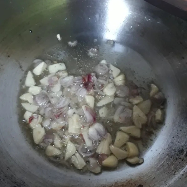Tumis bawang merah dan bawang putih dengan minyak goreng hingga layu.