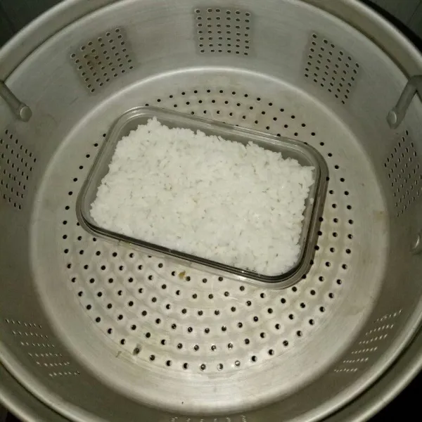 Siapkan kukusan dan didihkan air. Kukus nasi tim selama 15 menit. Angkat dan sajikan sesuai porsi.