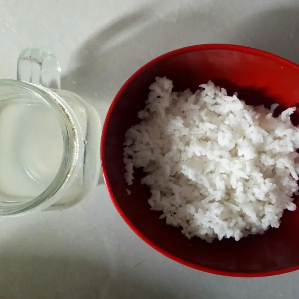 Campurkan semua bahan mirin home made, lalu campurkan 3 sdm mirin dengan nasi.