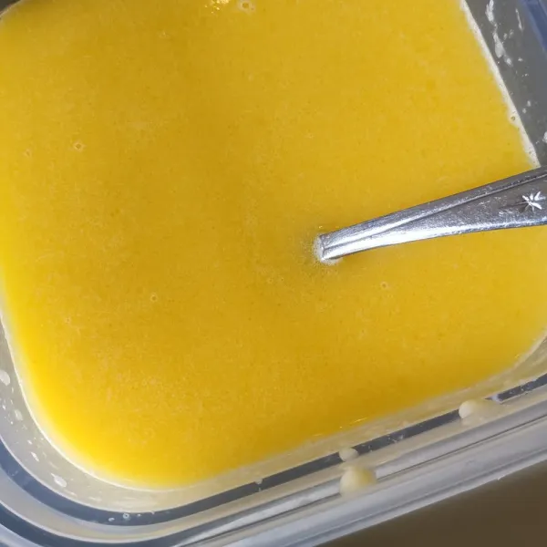 Campurkan semua bahan kulit. Aduk rata hingga tidak ada gumpalan tepung.