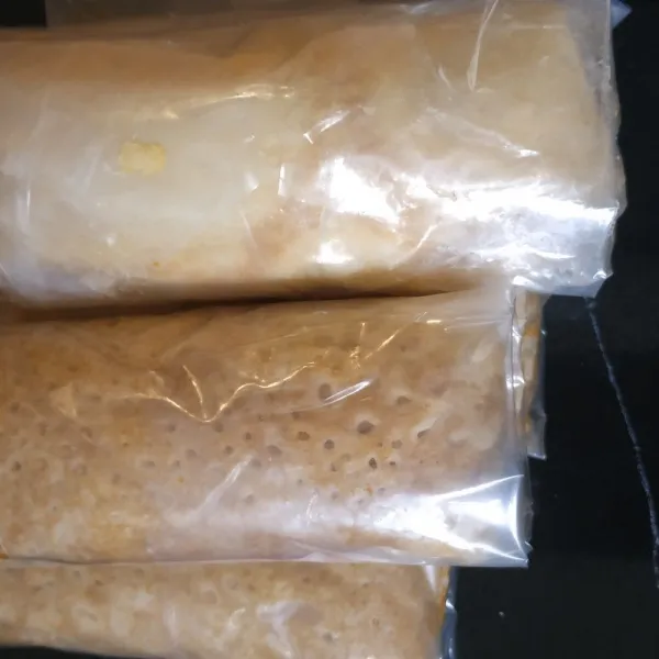 Bungkus dengan plastik. Simpan dalam freezer hingga beku.