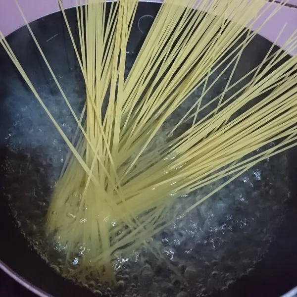 Rebus spaghetti di air mendidih selama 5 menit.