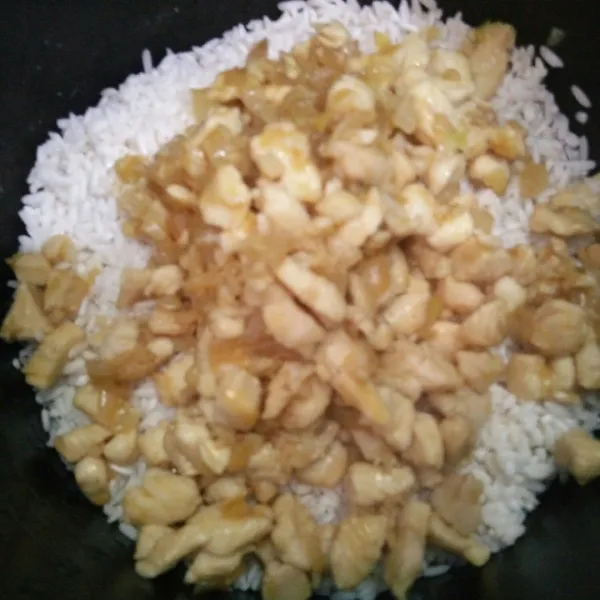 Masukkan tumisan ayam ke dalam rice cooker.