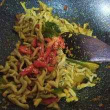 Masukkan irisan cabai, garam, gula, dan kaldu bubuk. Sesuaikan rasanya, masak sampai bumbu meresap