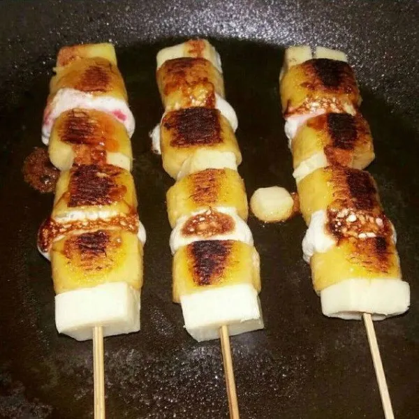 Panaskan wajan teflon, oles sedikit butter, panggang sate pisang sampai matang.