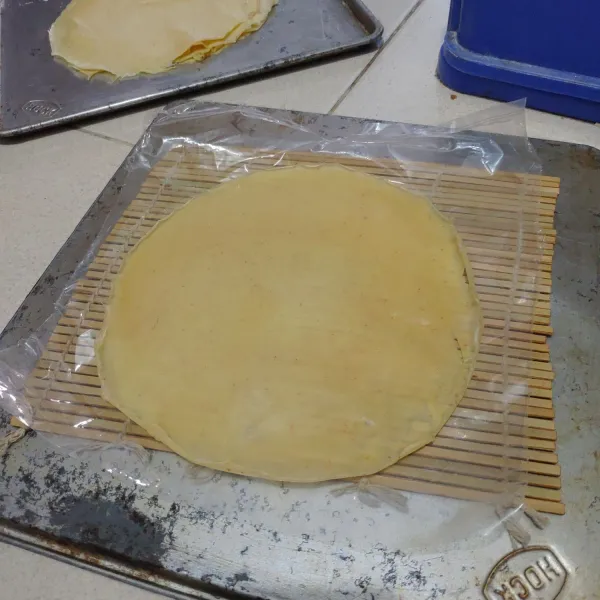 Siapkan plastik kiloan yang sudah dipotong tengahnya. Jika ada penggulung sushi itu lebih baik, jika tidak ada cukup plastiknya saja untuk menggulung.