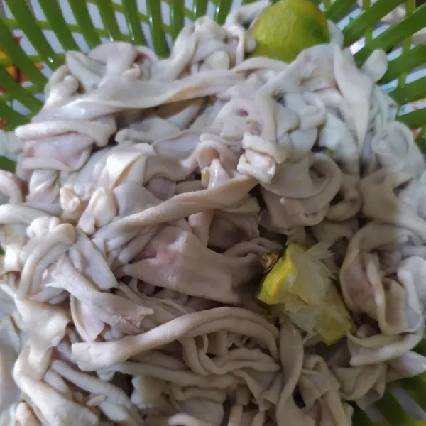 Siapkan usus (saya beli yang sudah dibersihkan dari pasar). Cuci kembali di bawah air mengalir sampai benar-benar bersih dan kesat, potong-potong, lalu beri perasan air jeruk nipis