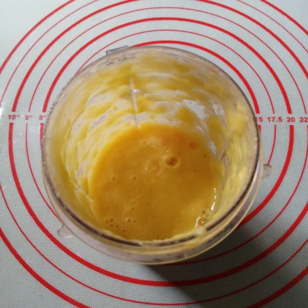 Blender TANPA AIR bersama 1 sendok makan gula pasir.