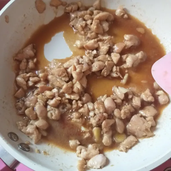 buat topping ayam: cincang bawang putih dan iris jahe, kemudian tumis hingga harum. setelah itu masukan ayam masak hingga berubah warna, setelah itu masukan sisa bumbu dan air, masak hingga bimbu meresap dan air habis.