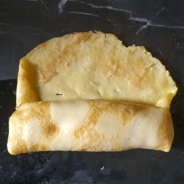 Masukkan bahan isian ke dalam kulit. Oleskan sedikit isian ke bagian pinggir kulit agar kulit menempel. Gulung seperti lumpia.