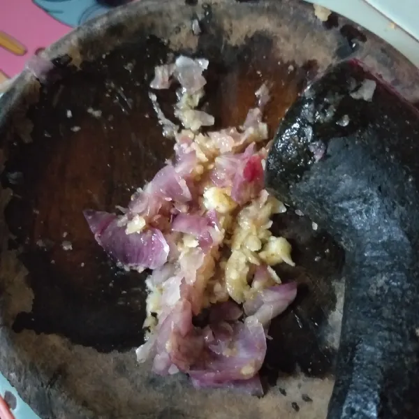 Haluskan bawang merah, bawang putih dan ketumbar, sisihkan.